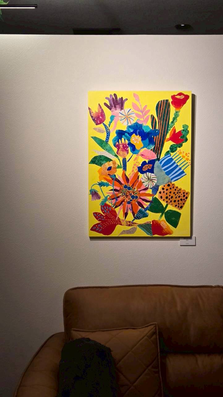 店内のソファ席に飾られた色鮮やかな絵画