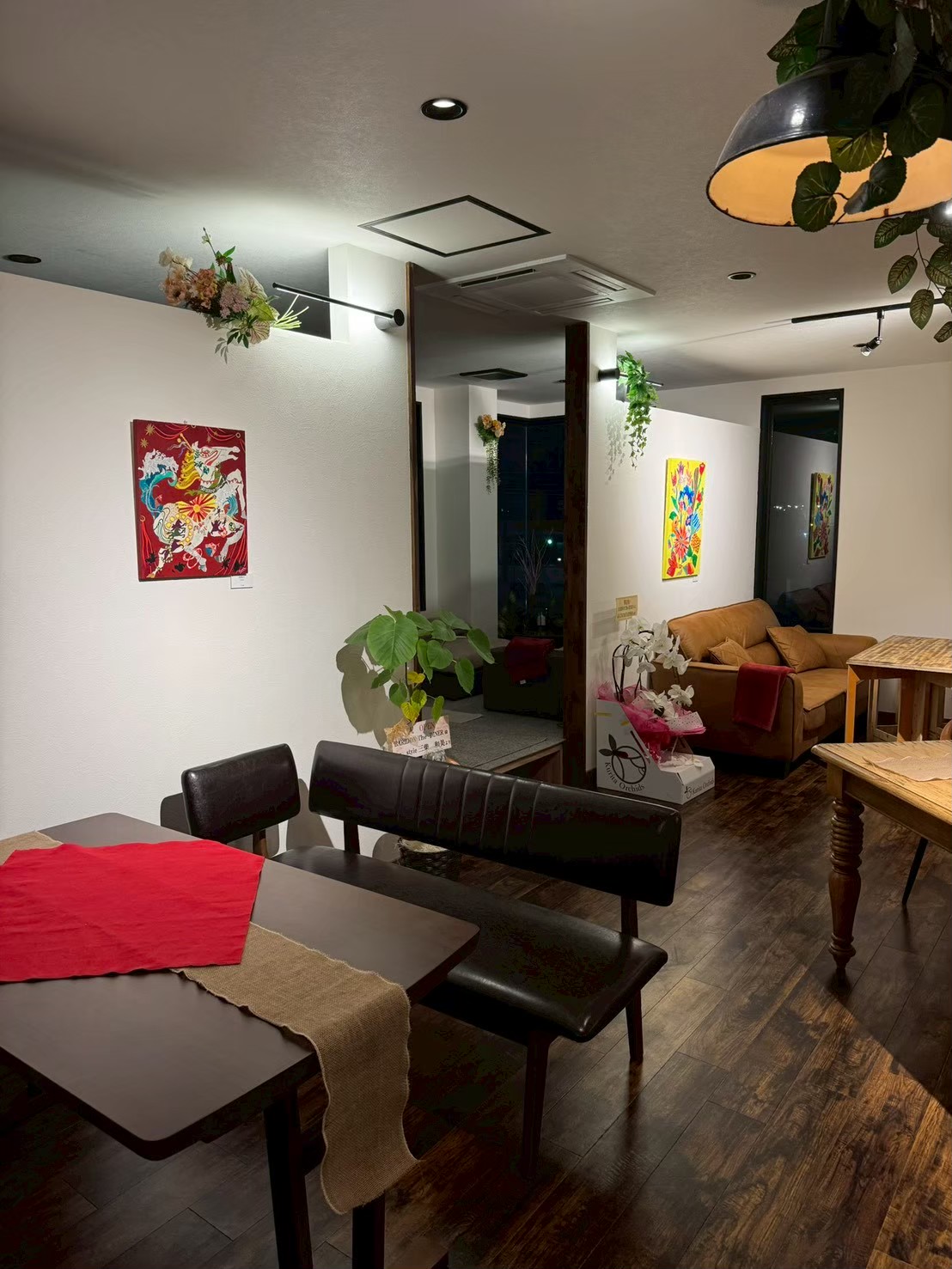 絵画が飾られたBARIDON The DINERの店内