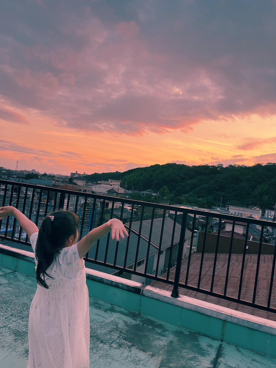 夕焼けと少女